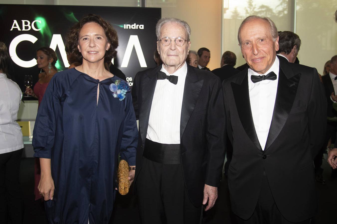 Teresa Sanjurjo, directora de la Fundación Princesa de Asturias; Antonio Garrigues, presidente de honor de Garrigues, y Luis Fernández Vega, presidente de la Comisión Nacional de Oftalmología