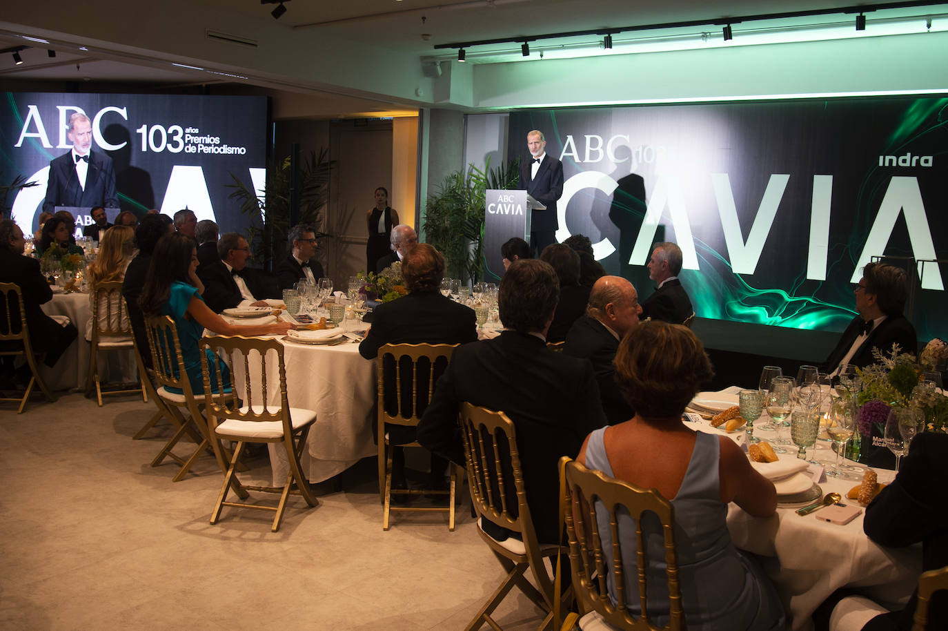 Don Felipe preside en la sede de ABC la entrega de estos galardones, «santo y seña del mejor periodismo»