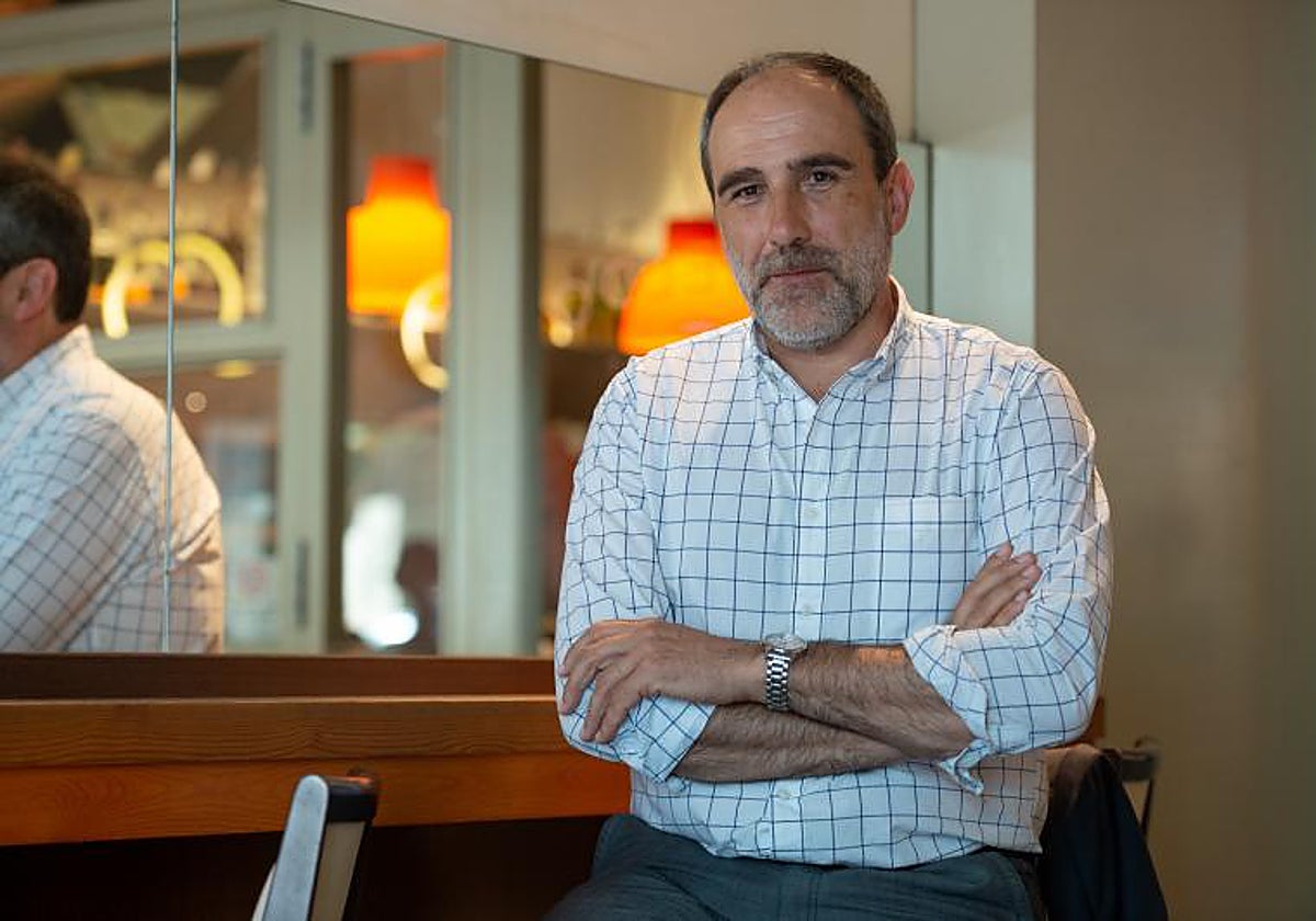 Cerezo (1964) recuerda muy bien el momento en el que empezó a trabajar en la editorial como corrector, editor de mesa y lector de manuscritos