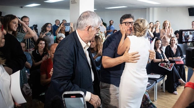 Yolanda Díaz saluda a Carlos Bardem