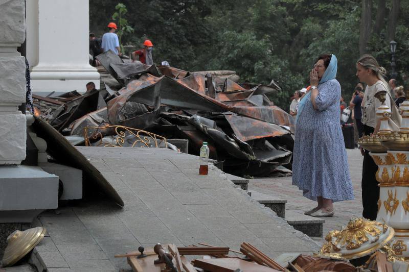 La catedral está íntimamente ligada a la vida espiritual de la ciudad ucraniana. Una multitud de habitantes de Odesa se reunió alrededor del templo para ver la herida infligida a la ciudad