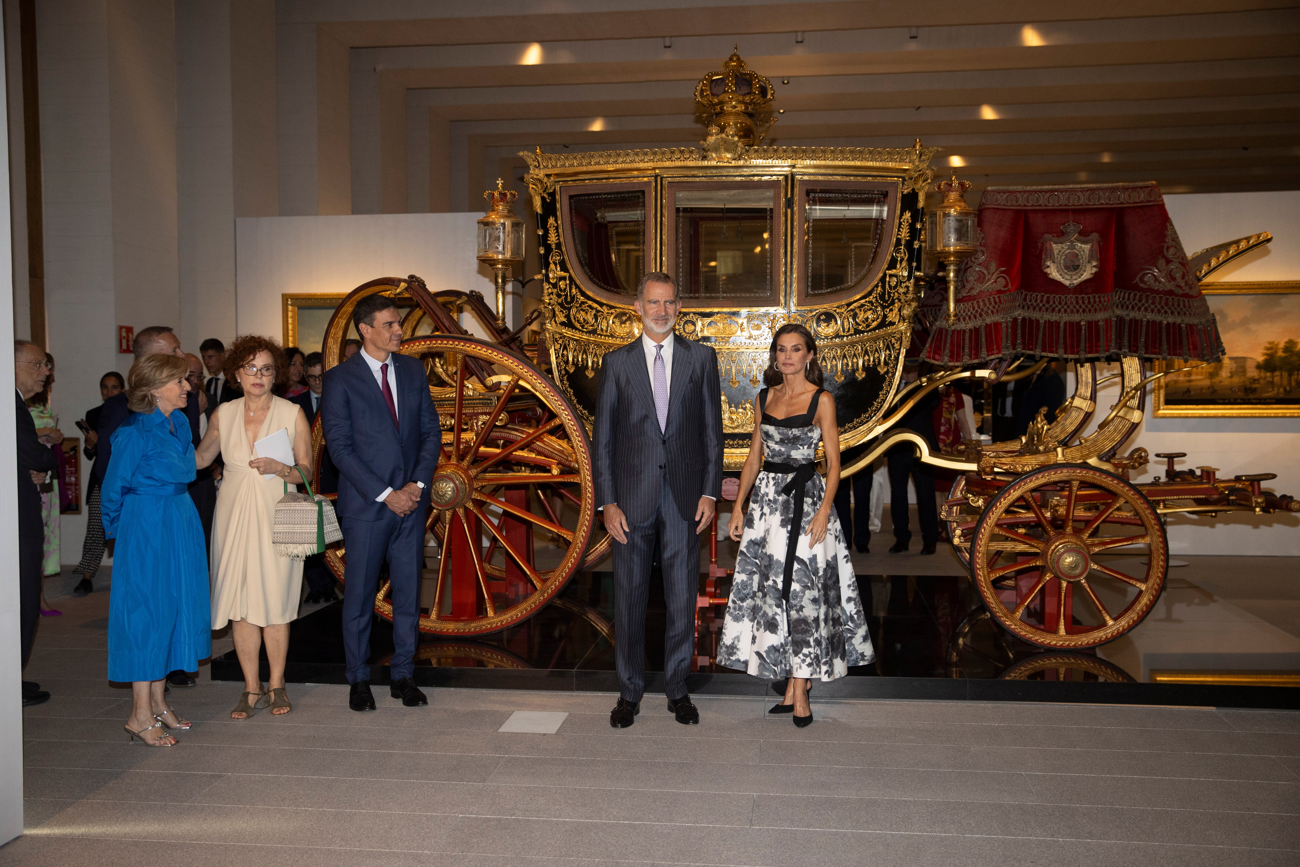 Los Reyes junto a la Carroza de los Borbones, obra expuesta en la Galería de las Colecciones Reales