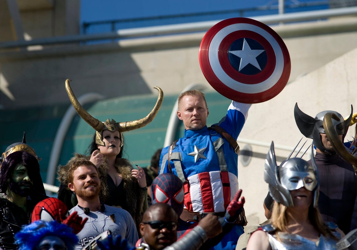 Asistentes a la Comic-Con disfrazados de superhéroes