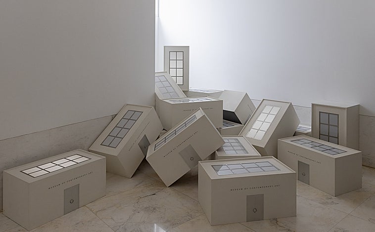 Imagen principal - Sobre estas líneas, obras de Mario Mertz e instalación de Suso Fandiño en la fachada. Arriba, ‘Powerless Structures’ de Elmgreen & Dragset