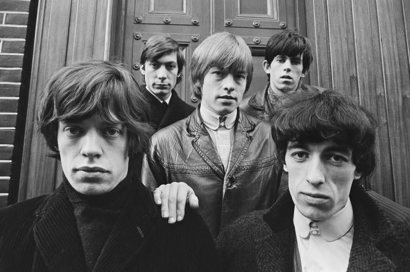 Los Rolling Stones nacían en abril de 1962 con el guitarrista y armonicista Brian Jones, el pianista Ian Stewart, Jagger y el guitarrista Keith Richards. El bajista Bill Wyman y el batería Charlie Watts completaban la formación inicial.