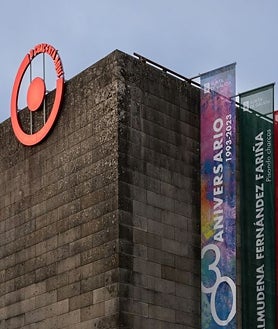 Imagen secundaria 2 - Sobre estas líneas, obras de Mario Mertz e instalación de Suso Fandiño en la fachada. Arriba, ‘Powerless Structures’ de Elmgreen & Dragset