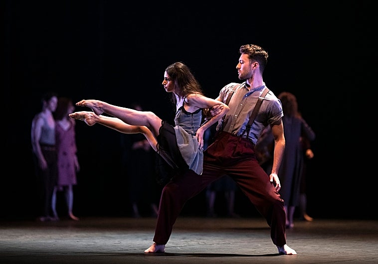 Raquel Fidalgo y Joshua Earl interpretando 'Cantata' de Mauro Bigonzetti
