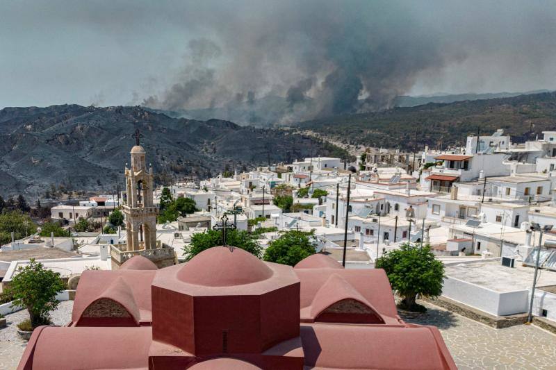 También en Rodas, las llamas han llegado a las puertas de la localidad de Asclepio, con un centro pintoresco con multitud de edificaciones antiguas