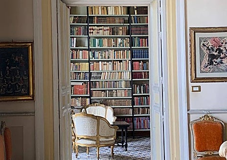 Imagen secundaria 1 - Arriba, el Mercado del Capo de Sicilia. Abajo, la biblioteca de Nicoletta y el escudo de Lampedusa, con su león rampante 