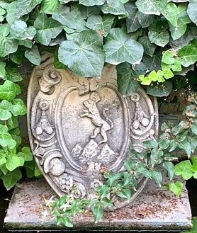 Imagen secundaria 2 - Arriba, el Mercado del Capo de Sicilia. Abajo, la biblioteca de Nicoletta y el escudo de Lampedusa, con su león rampante 