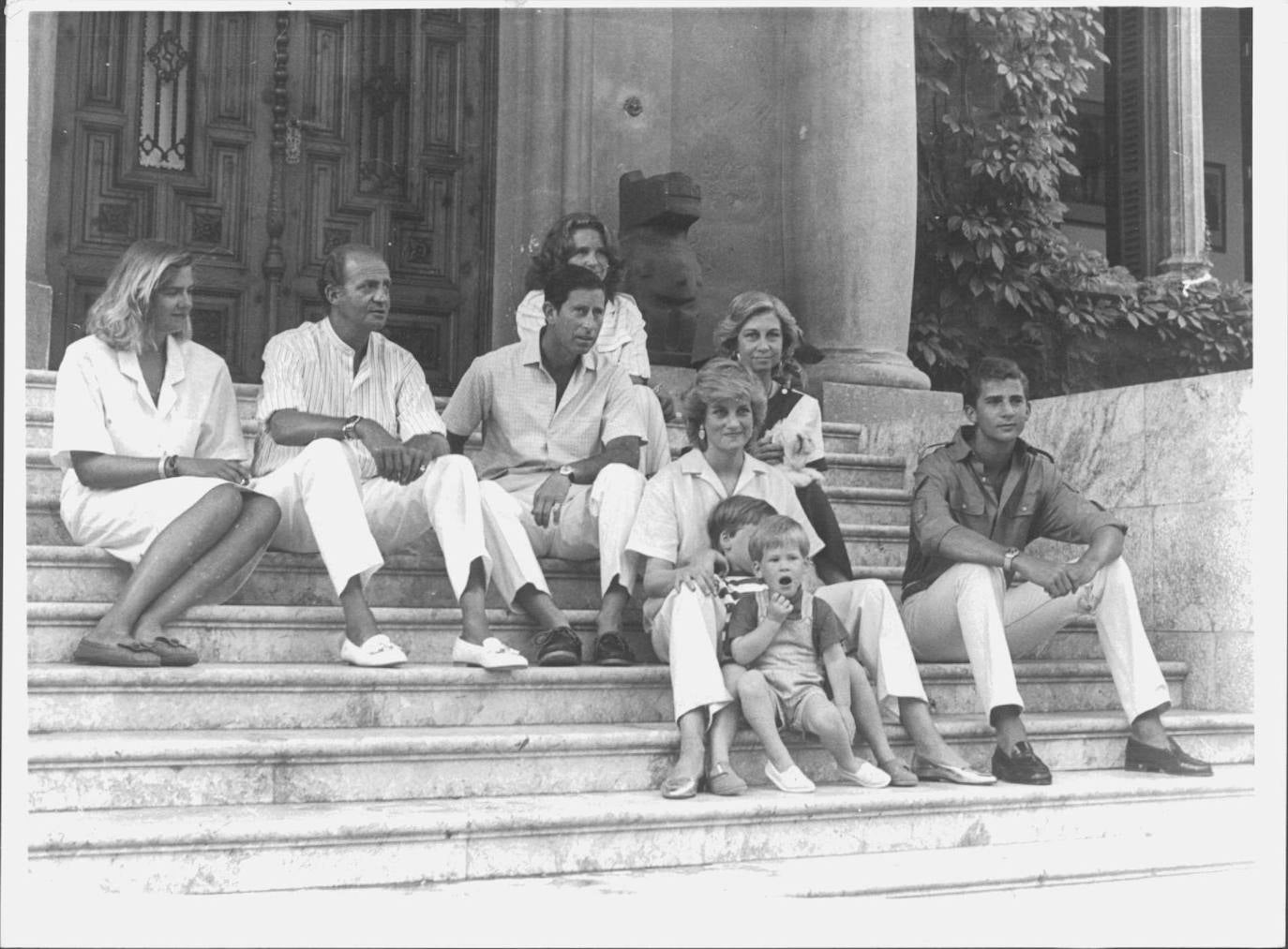 La Familia Real española junto a Diana de Gales, Carlos III de Inglaterra, y sus hijos, Enrique y Guillermo