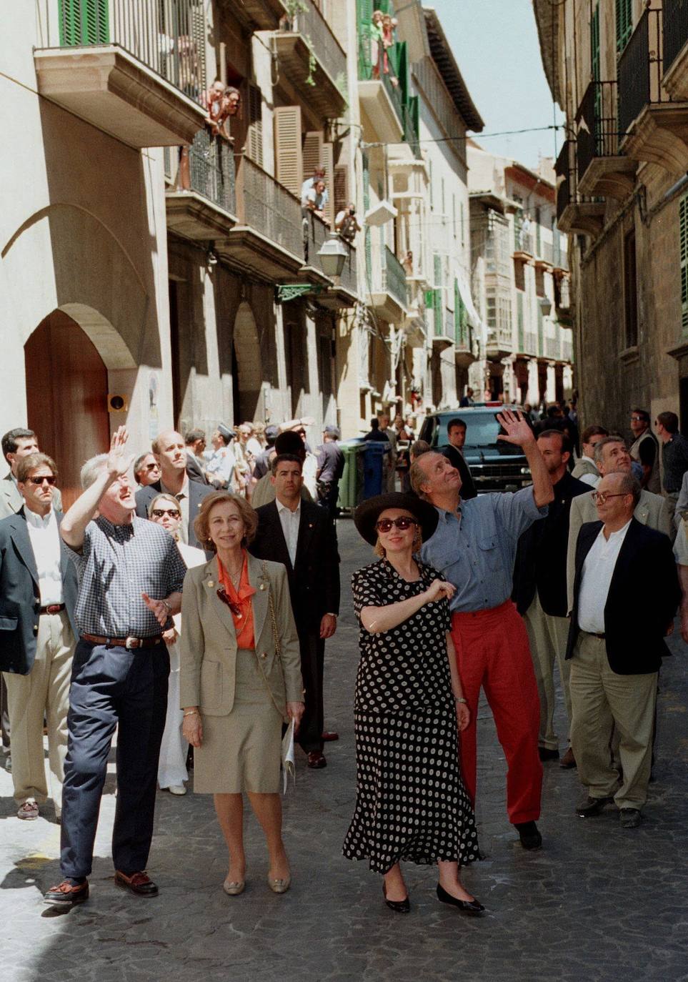 Don Juan Carlos y Doña Sofía pasean por las calles de Mallorca en compañía de Bill y Hillary Clinton, entonces presidente y primera dama de EE.UU., 1997