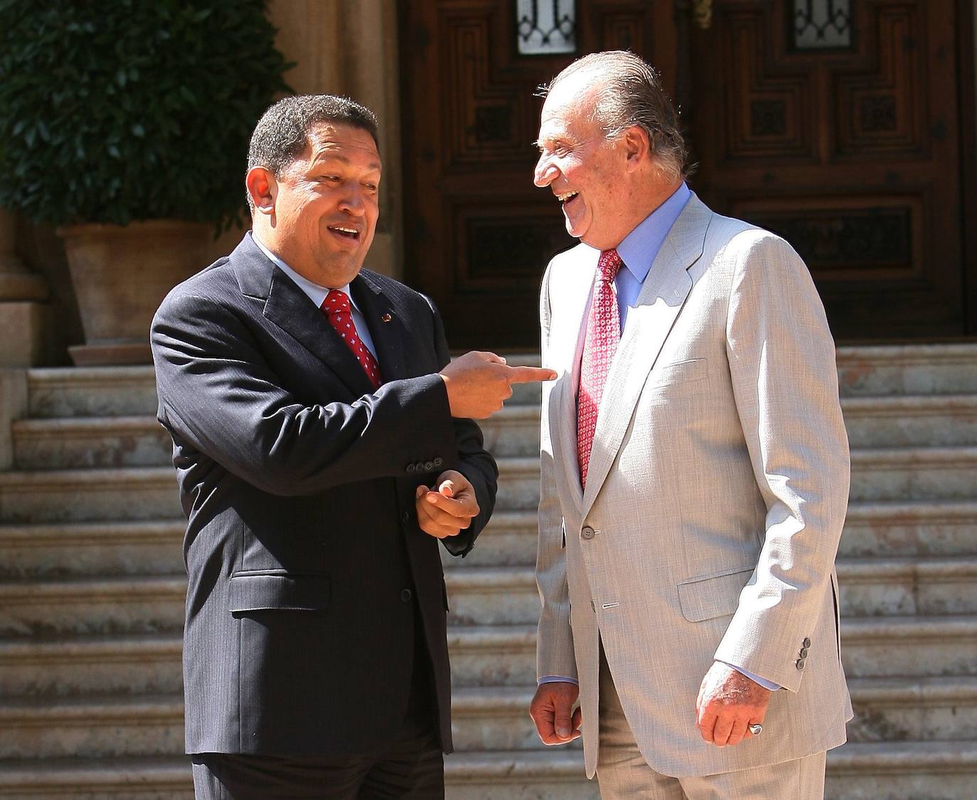 Don Juan Carlos junto a Hugo Chávez, expresidente de Venezuela, en 2008