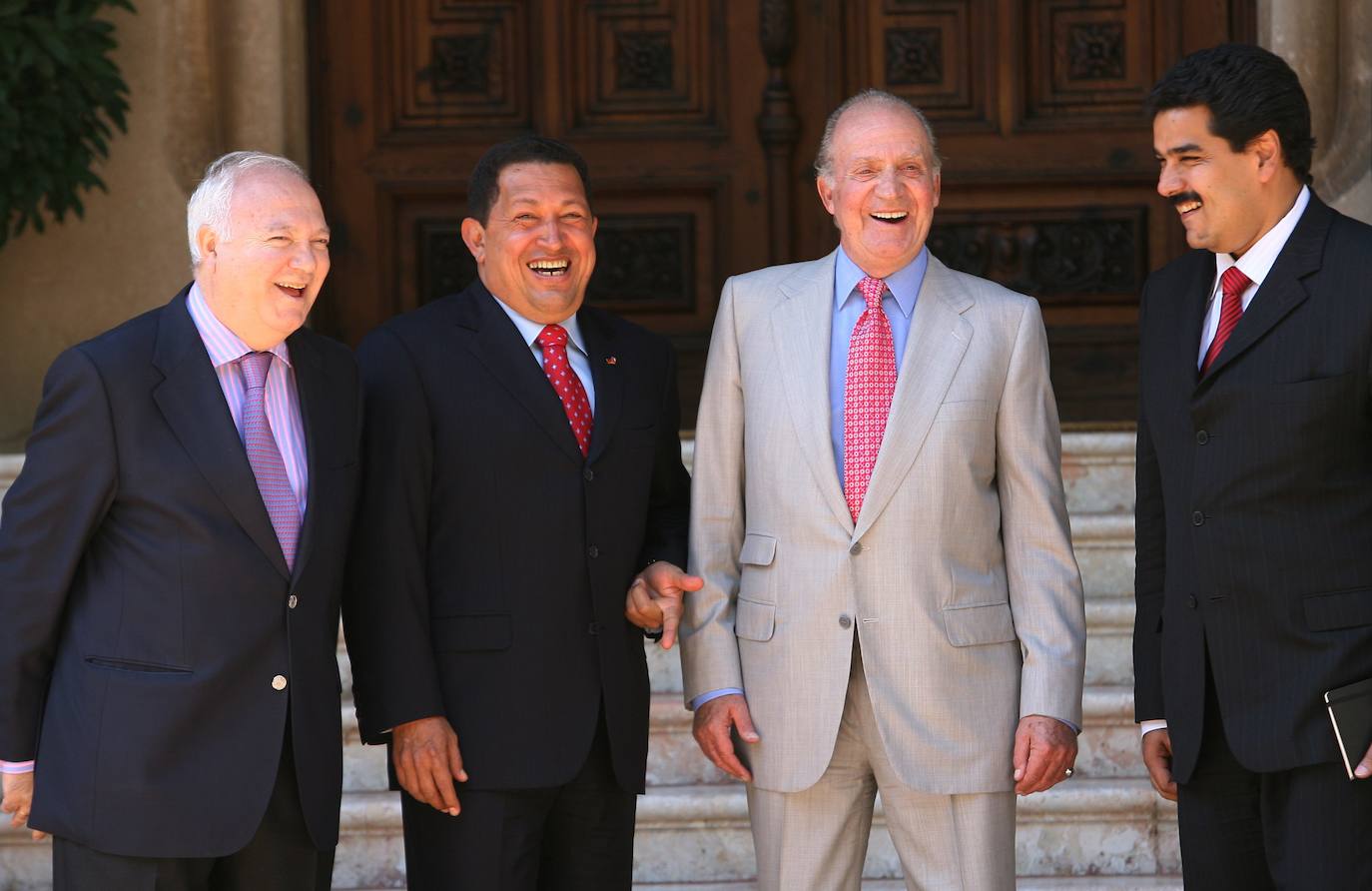 Miguel Ángel Moratinos, exministro de Exteriores, Hugo Chávez, expresidente de Venezuela, Don Juan Carlos y Nicolás Maduro, presidente de Venezuela, en 2008