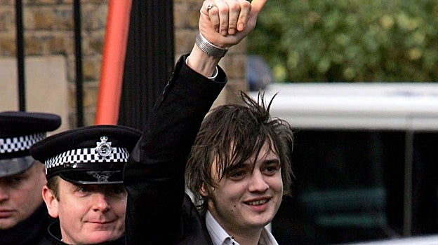 Doherty saludando a los fans a la salida del Tribunal de magistrados de Ealing en Londres el 8 de febrero de 2006