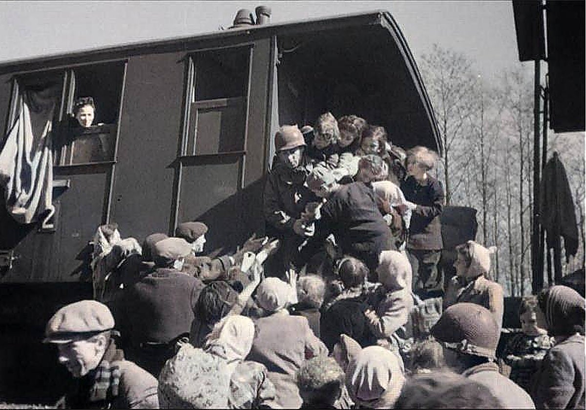 En una de las tomas del vídeo, hombres, mujeres y niños judíos rodean a un soldado de EE.UU. que reparte comida