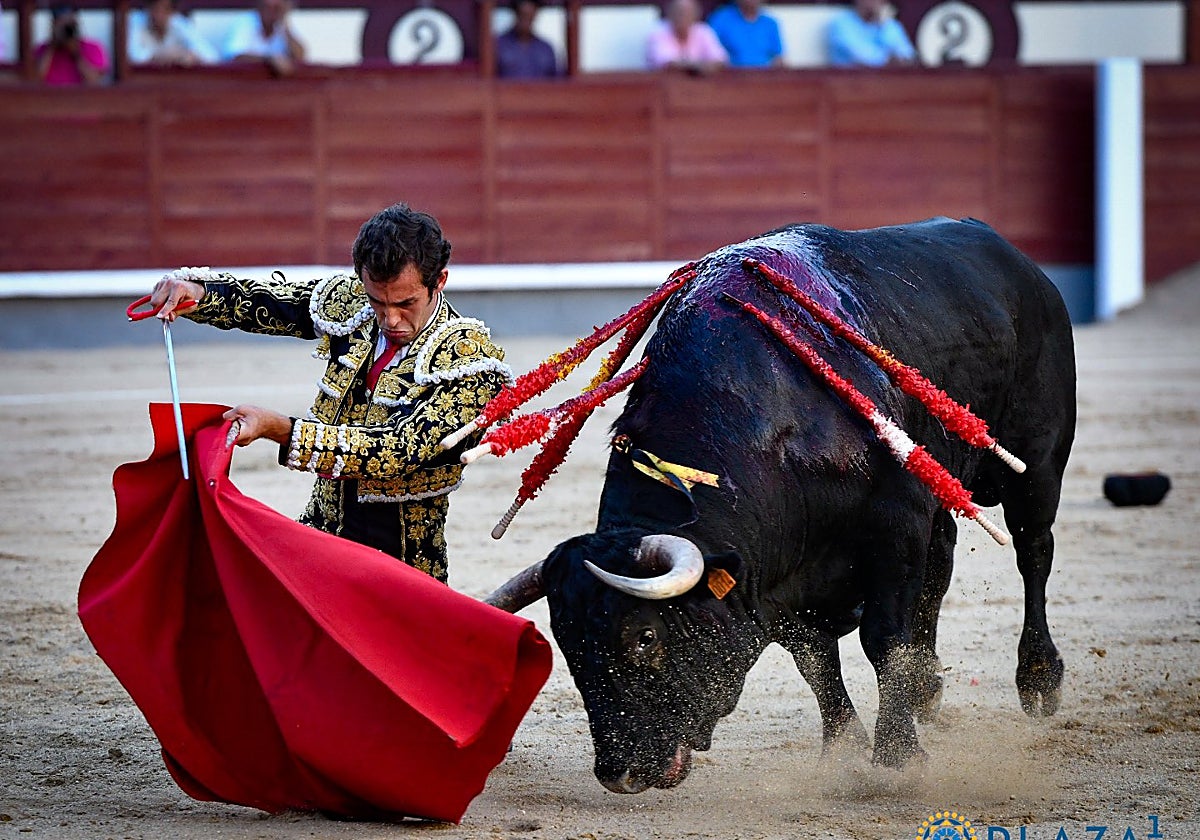 Burdiel toreando por bajo al tercero