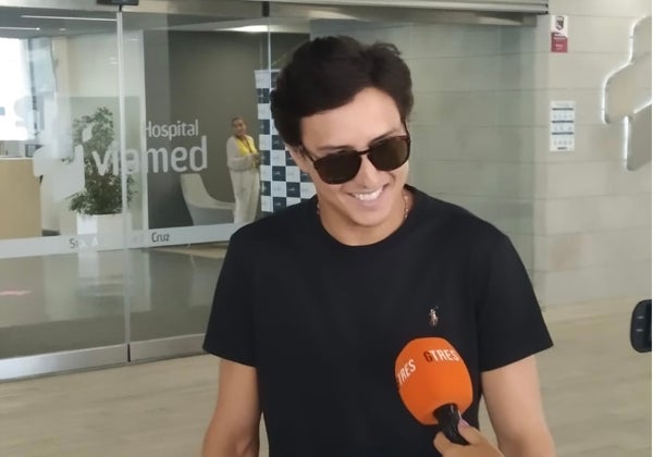 Roca Rey abandona con muletas el hospital tras su cornada en El Puerto