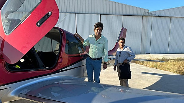 Morante y su apoderado acceden a la avioneta que han alquilado para viajar de plaza en plaza