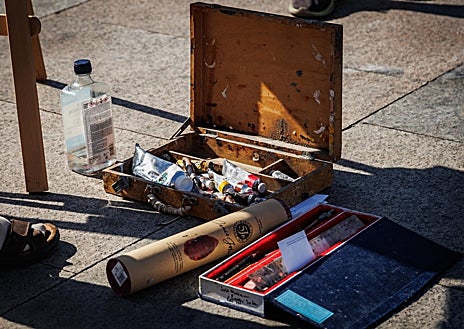 Imagen secundaria 1 - Arriba, Antonio López, pintando, con la presidencia de la Comunidad de Madrid al fondo. Sobre estas líneas, a la izquierda, el material de trabajo que utiliza. A la derecha, un primer plano del lienzo que está empezando a pintar 