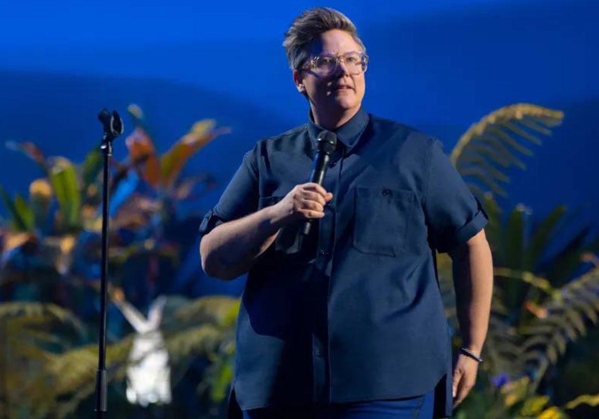 Hannah Gadsby, durante uno de sus monólogos