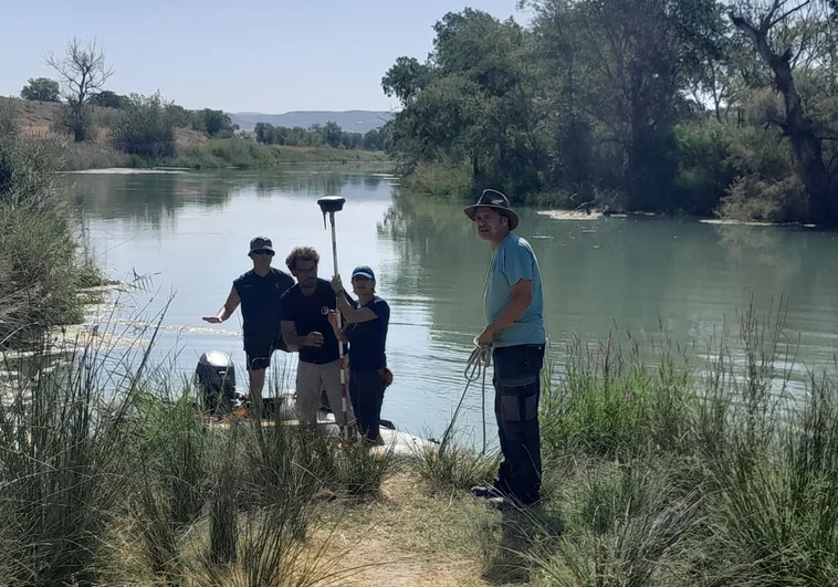 Rafael Sabio, Felipe Cerezo y Soledad Solana embarcan en la lancha neumática de la Guardia Civil para explorar el río Tajo frente a Caraca