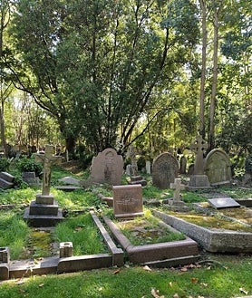 Imagen secundaria 2 - Los turistas viajan a París para visitar las tumbas de Cortázar, en Montparnasse, y Oscar Wilde, en Père Lachaise; y a Londres para recorre el cementerio victoriano de Highgate 