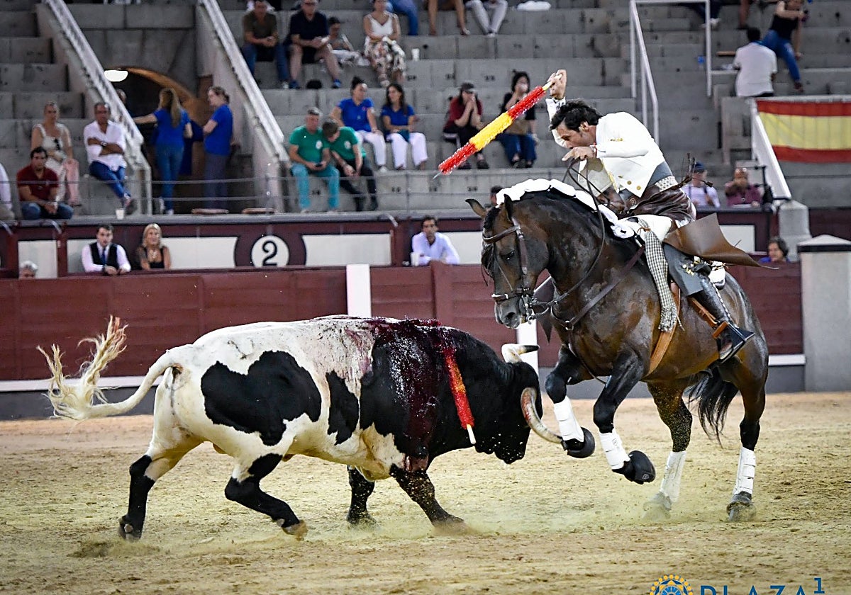 Andrés Romero, con el sexto toro de Benítez Cubero, este domingo en Las Ventas