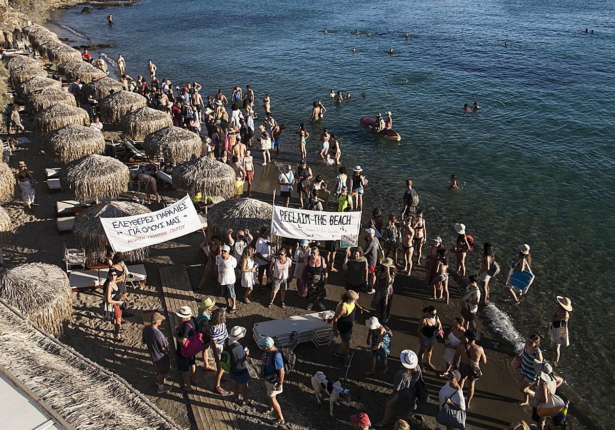 Una de las protestas en Grecia contra la invasión de las playas