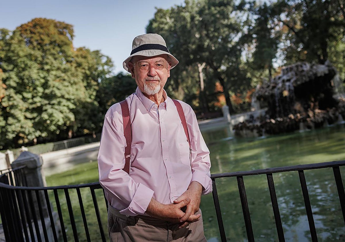 Juan Eslava Galán junto a la fuente más antigua del Retiro