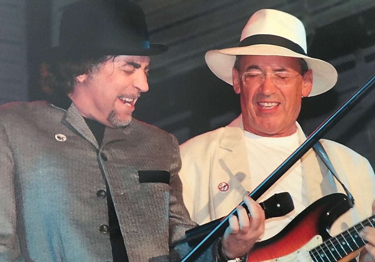 Joaquín Sabina y Antonio García de Diego, durante un concierto