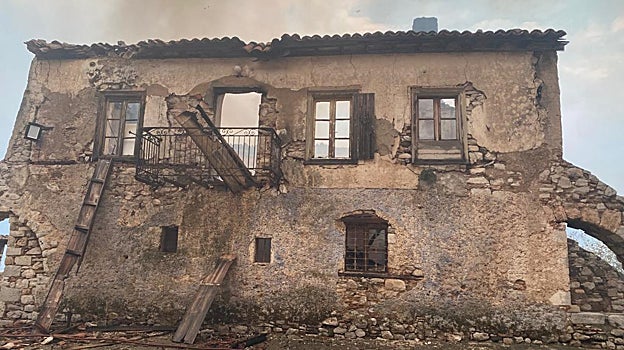 Edificio del monasterio de Osios Lucas destruido por las llamas