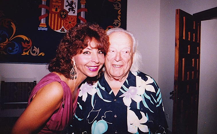 Imagen principal - Rafael Alberti y María Asunción Mateo, retratados el día de su boda, el 13 de julio de 1990