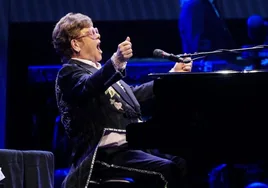 Elton John, dado de alta tras pasar la noche en el hospital por una fuerte caída