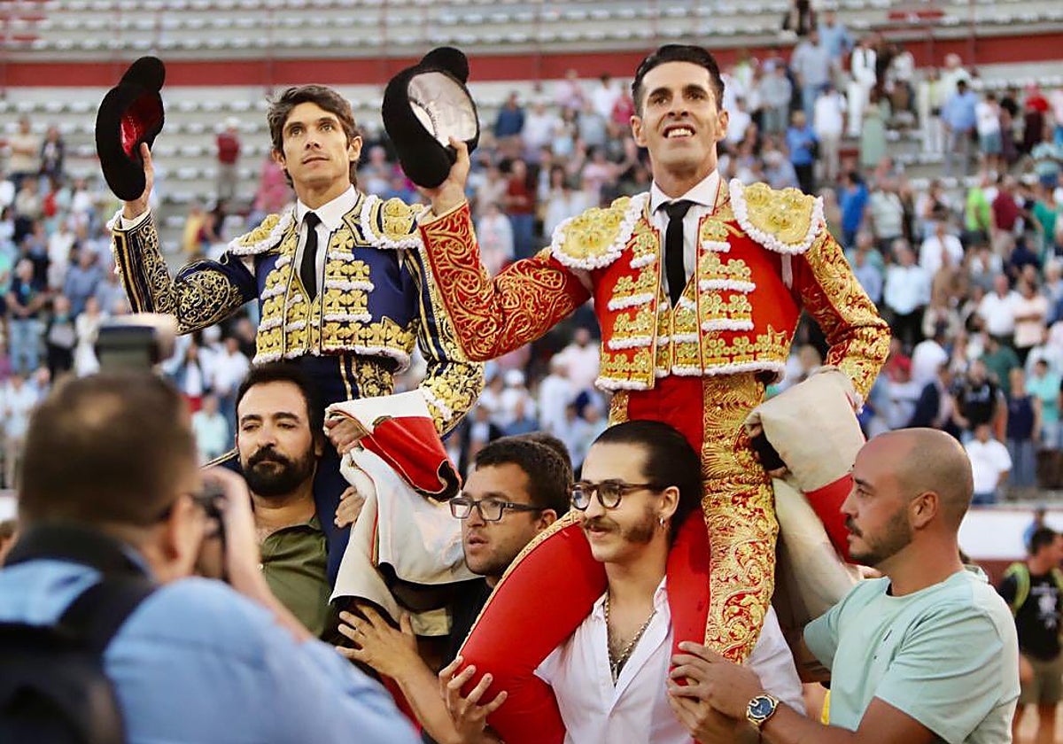 Castella y Talavante salen por la puerta grande