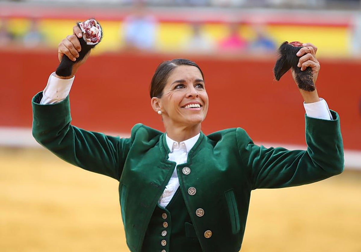 Léa Vicens cortó dos orejas al quinto toro y salió a hombros