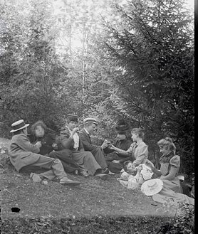 Imagen secundaria 2 - Arriba, obra de Estíbaliz Sadaba en  Espacio Alexandra. Sobre estas líneas, obras de Ciuco Gutiérez en Siboney. A la derecha, obra del archivo de Marie Høeg y Bolette Berg