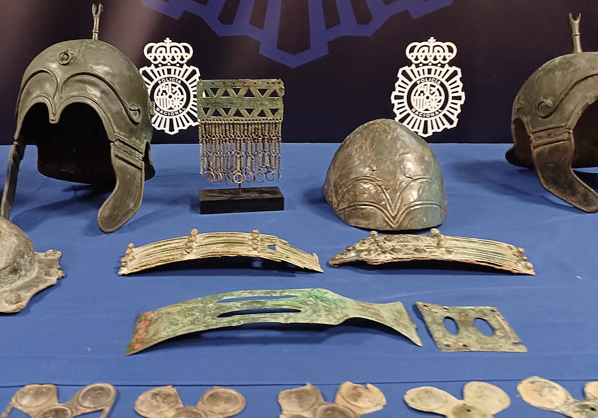 Cascos y otras piezas expoliadas recuperadas en la operación 'Pendejo'