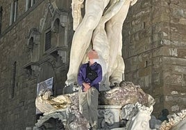 Un turista alemán causa daños valorados en 5.000 euros en la fuente de Neptuno en Florencia