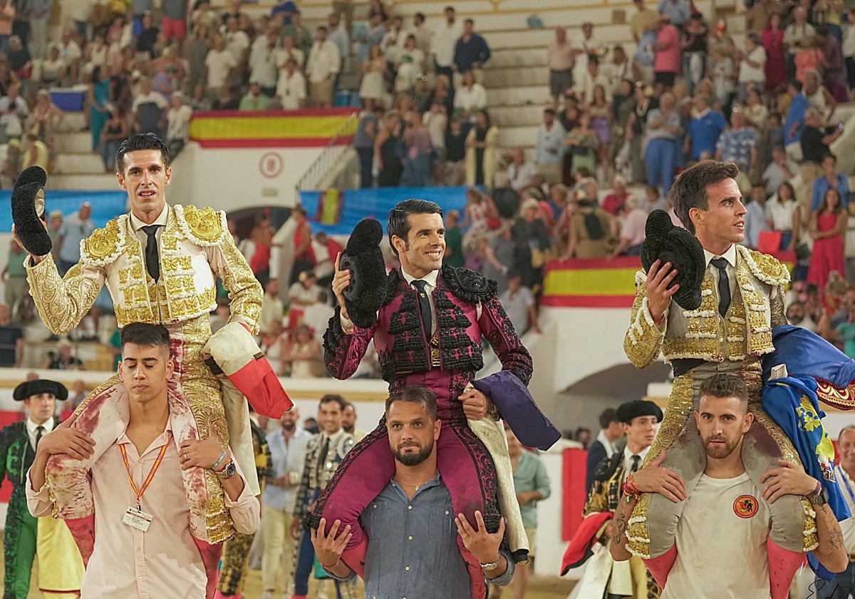 Talavante, De Justo y Gonzalo Caballero salen por la puerta grande de Melilla