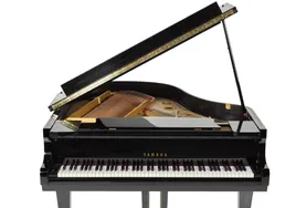 Locura en la subasta de objetos de Freddie Mercury: el piano con el que compuso sus grandes hits, vendido por 2 millones de euros