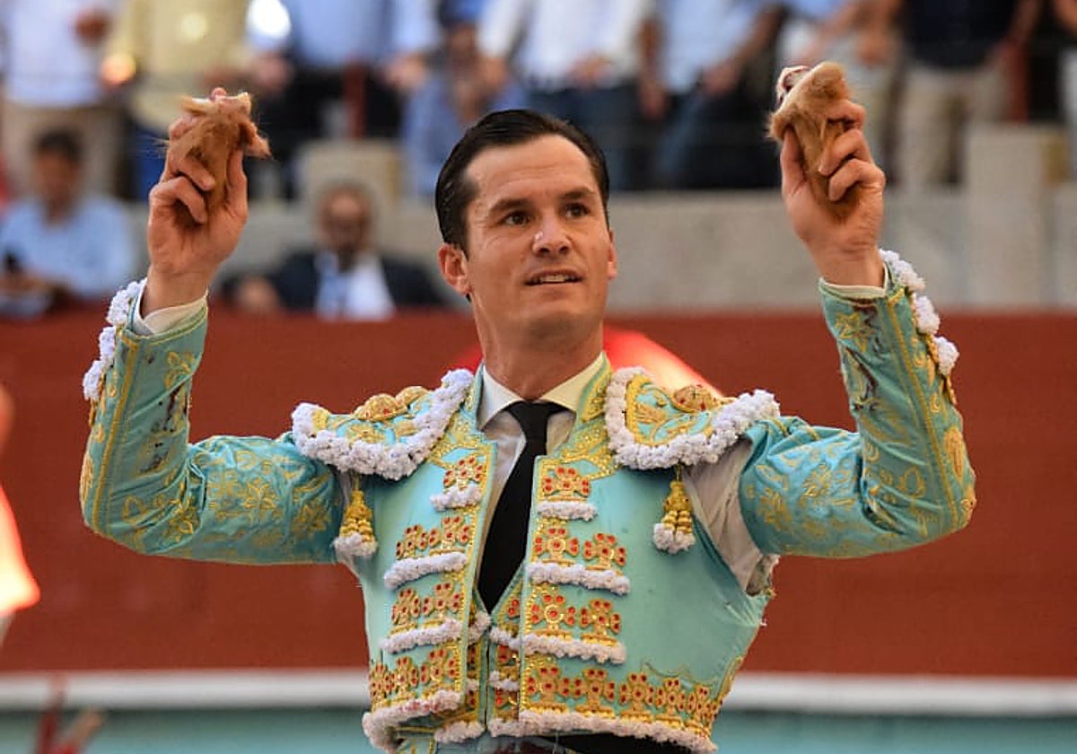 Luque desorejando a un toro esta temporada