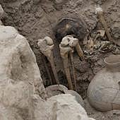 Hallada la tumba de un personaje de la cultura Ychsma de mil años de antigüedad en una pirámide en Lima