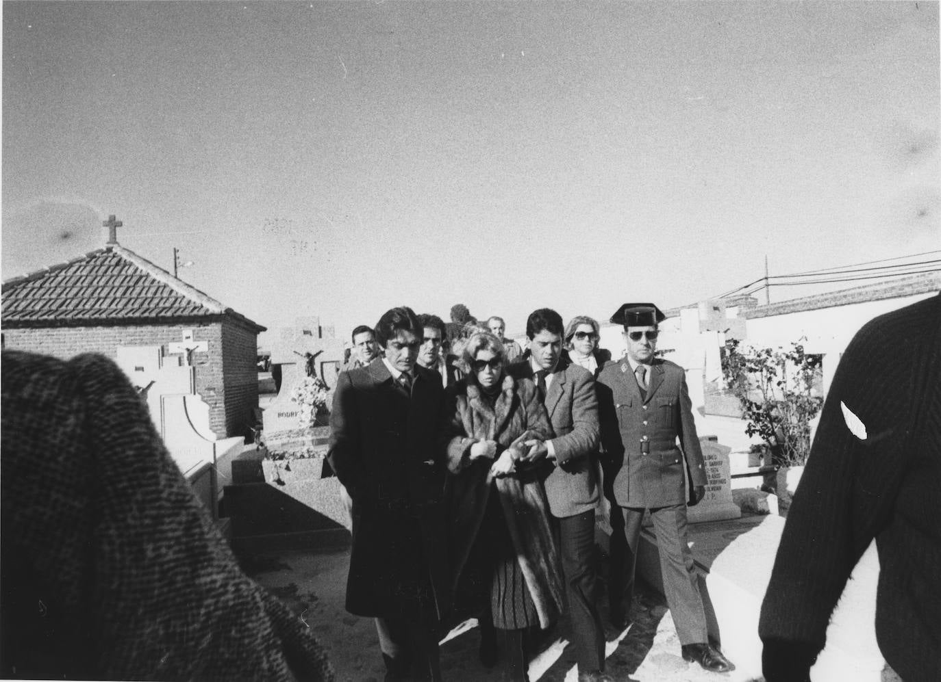 Fotografía de María Jiménez en el entierro de su hija Rocío, fallecida en un accidente de tráfico en 1985