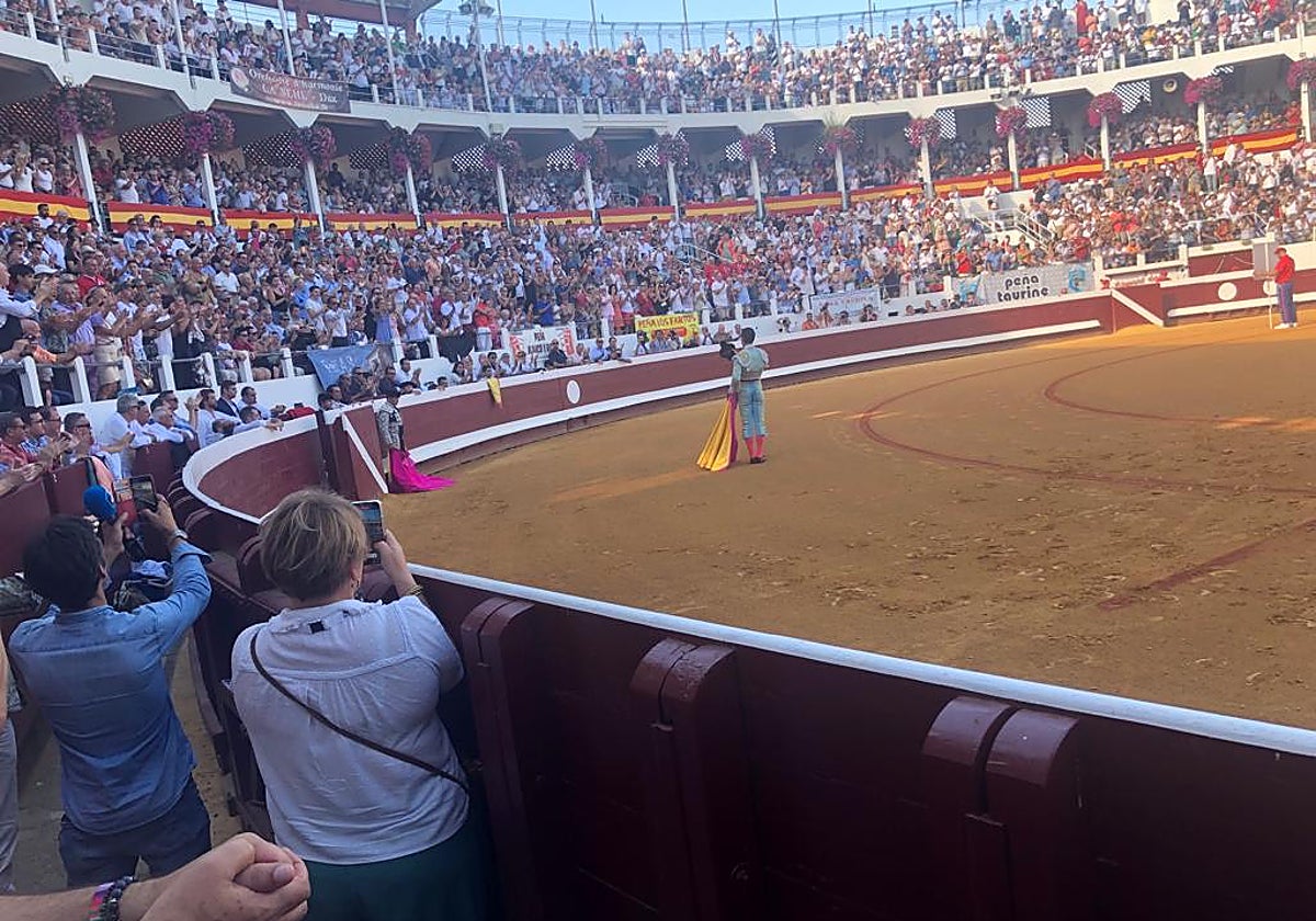 Daniel Luque respondiendo a la ovación después del paseíllo