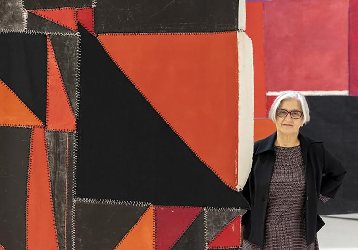 La artista Teresa Lanceta junto a una de las obras que expuso en el IVAM