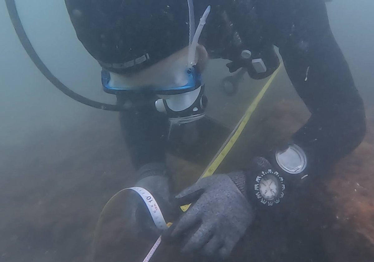 Un arquéologo subacuático tomando notas en el pecio de la fragata Magdalena