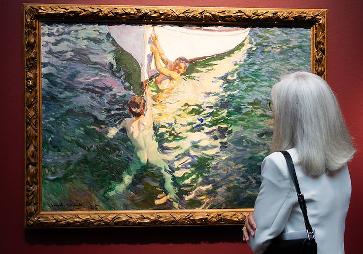 Blanca Pons-Sorolla, admirando 'El bote blanco', Jávea, 1905, de su bisabuelo en las salas del Meadows Museum de Dallas. Colección Cristina Heeren Noble