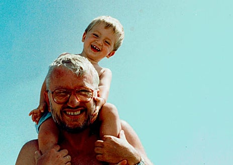 Imagen secundaria 1 - De arriba abajo: Richard, abuelo de Ricardo Dudda, fue policía del Tercer Reich; el autor, de niño con su padre, y foto de Dudda