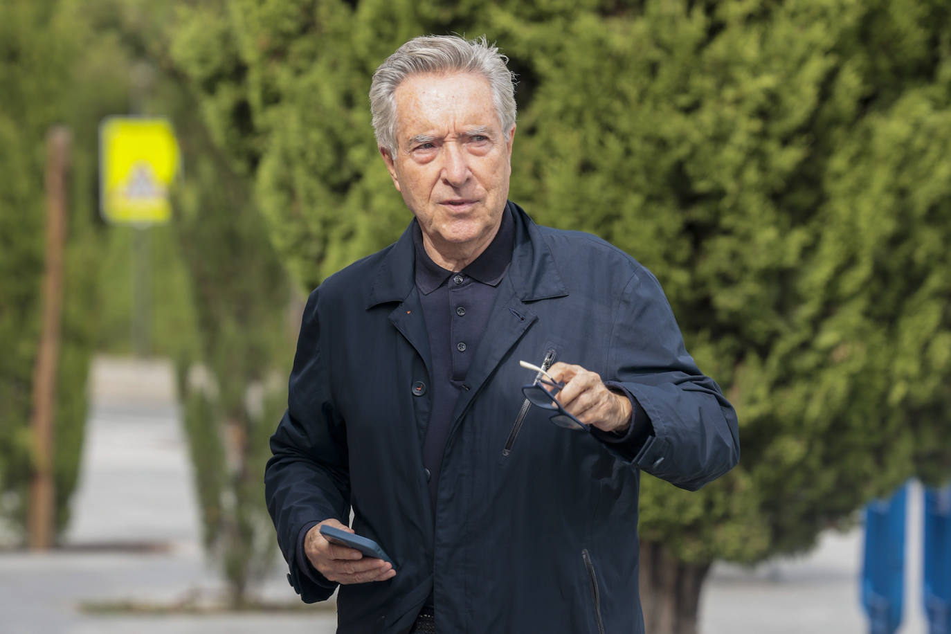 El periodista Iñaki Gabilondo ha acudido al tanatorio de Pozuelo donde se ha instalado la capilla ardiente de su compañero de profesión Pepe Domingo Castaño